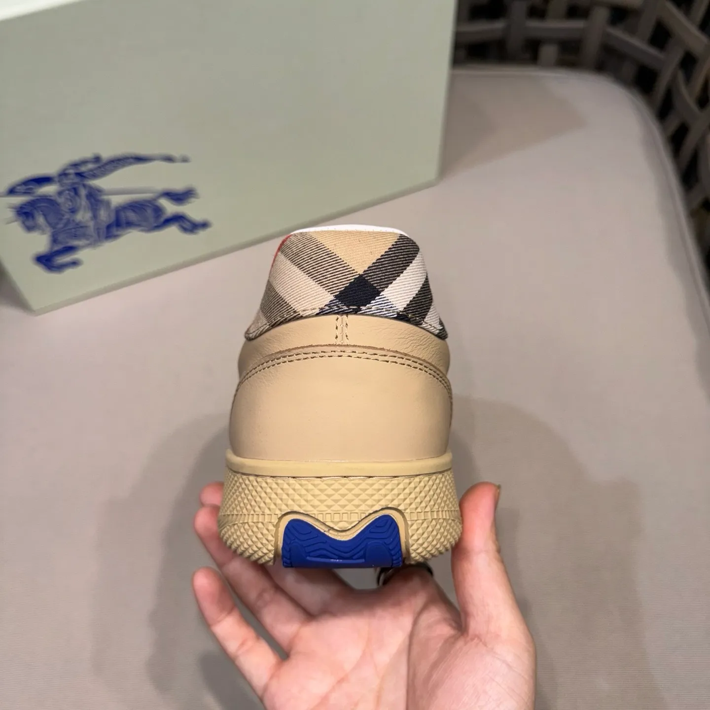 [Burberry] Top P: 680💰Size: 38-44 (45.46 custom-made) Burberry official website synchronized men's classic low-top sneakers | Made of original first-layer cowhide | Decorated with renewed brand logo | First-layer cowhide lining | Heel decorated with Burberry letter embossed logo | Original TPU outsole.